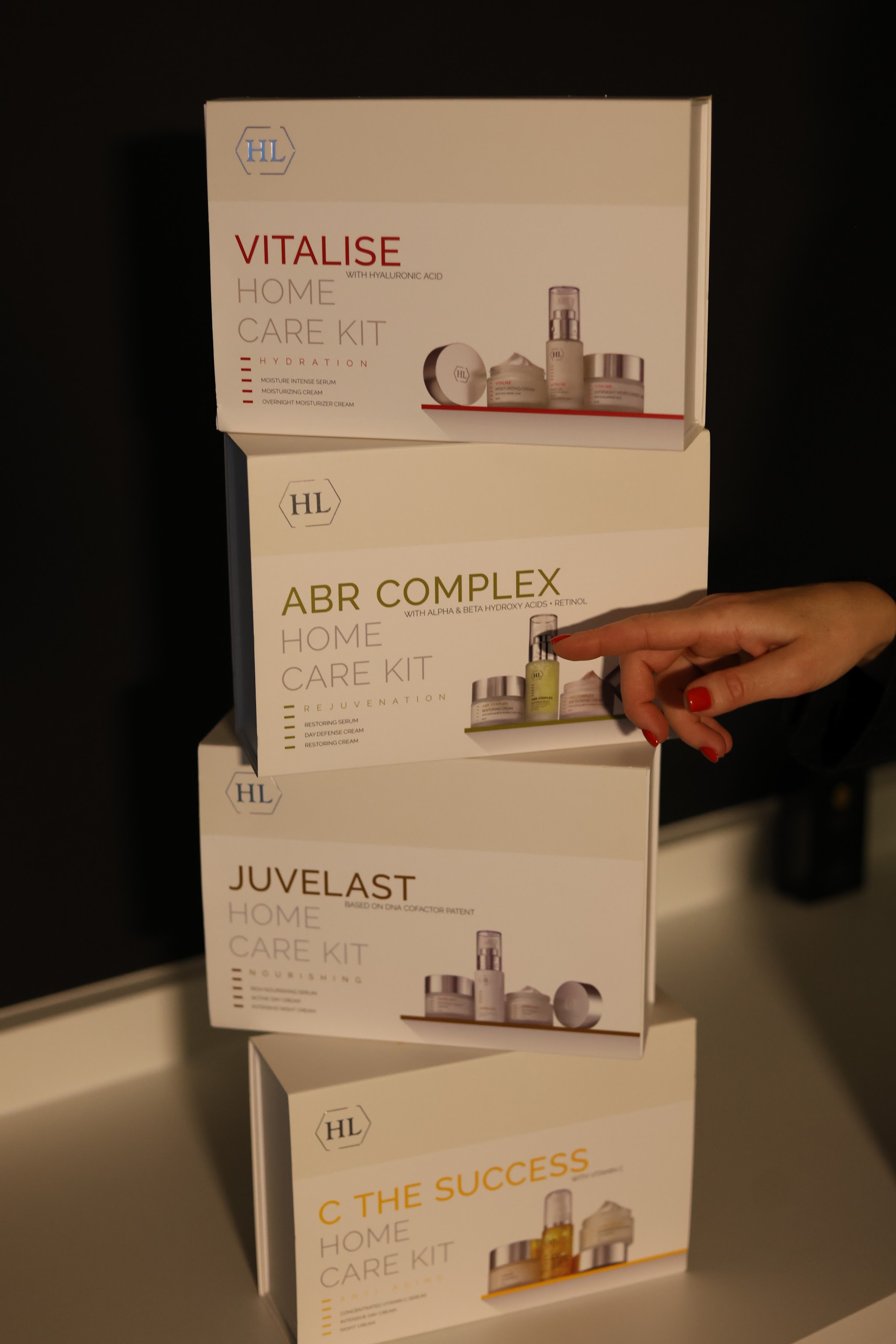 Een stapel Holy Land home care kits: Vitalise, ABR Complex, Juvelast en C The Success