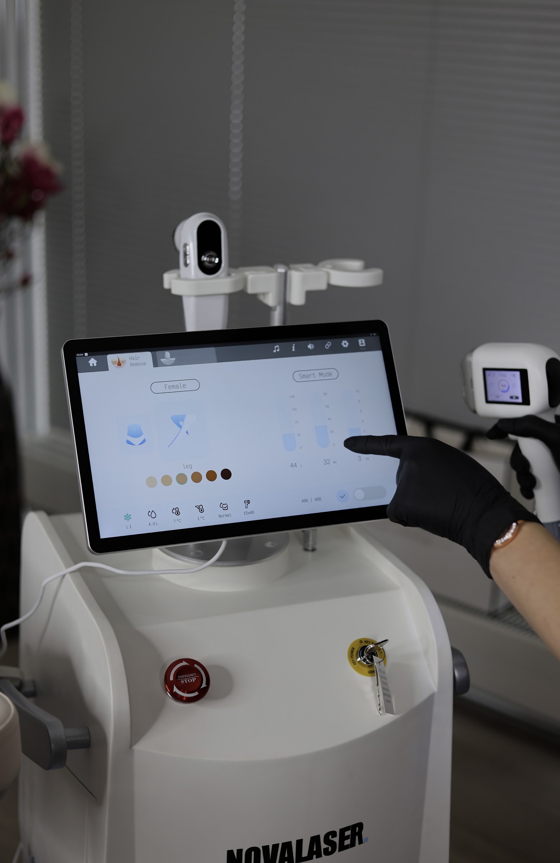Het touchscreen van de Novalaser, bediend met een handschoen, in de behandelkamer